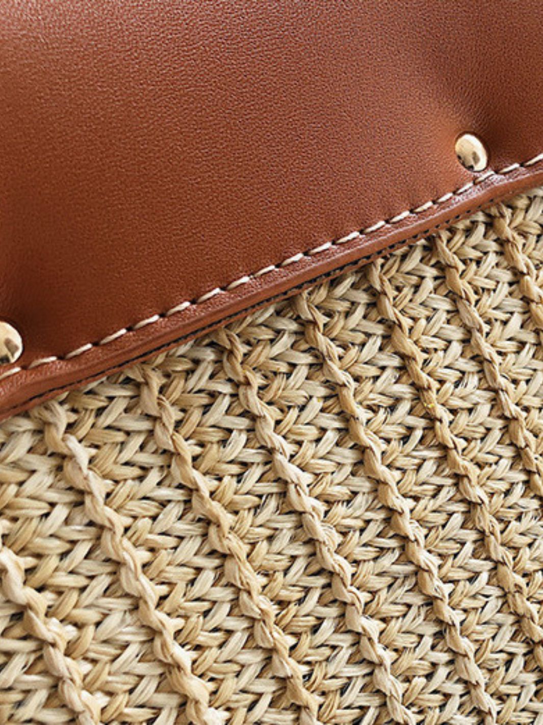 Bolso de Mano Estructurado de Paja con Solapa de Cuero Vegano y Correa de Cuerda