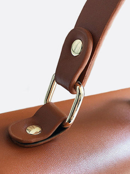Bolso de Mano Estructurado de Paja con Solapa de Cuero Vegano y Correa de Cuerda