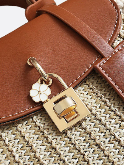 Bolso de Mano Estructurado de Paja con Solapa de Cuero Vegano y Correa de Cuerda
