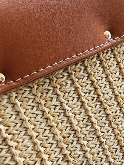 Bolso de Mano Estructurado de Paja con Solapa de Cuero Vegano y Correa de Cuerda